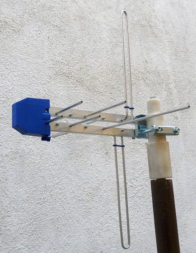 Antena TV FIF-UIF pentru canalele 6-12/21-69, castig 7, 5 dBi, 12 elementi (dipol perpendicular pe elemente)