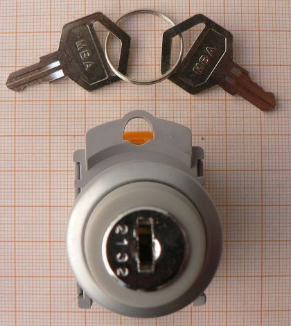 Intrerupator cu cheie Off-On, nichelat, 2circ/4pol/3poz, 10A/600V, fi22mm, 67x45x22mm, cheia iese in orice pozitie, 2 chei metal