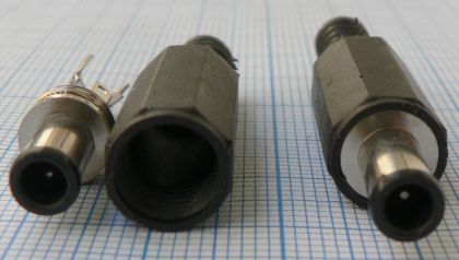 Mufa/conector DC tata 1x5x9mm, ax interior, cablu 5mm (carcasa plastic)