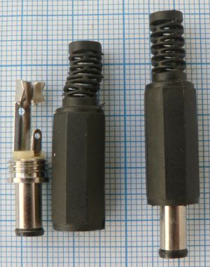 Mufa/conector DC tata 1,2x6x9,5mm, ax interior, cablu 5mm
