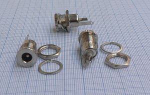 Mufa/conector DC mama, pe panou, 2,1mm (plastic integral, cu 2 gauri)