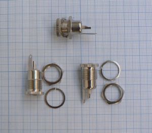 Mufa/conector DC mama, pe panou, 2,1mm (plastic integral, cu 2 gauri)