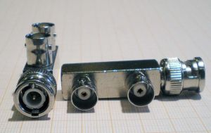 Adaptor/reductie BNC tata - 2x BNC mama (forma tip L)