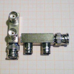 Adaptor/reductie BNC tata - 2x BNC mama (forma tip L)