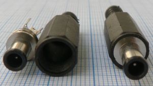 Mufa/conector DC tata 1x5x9mm, ax interior, cablu 5mm (carcasa bachelita)