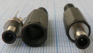 Mufa/conector DC tata 1x5x9mm, ax interior, cablu 5mm (carcasa plastic)