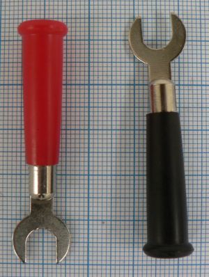 Mufa banana cu varf tip furca, pe cablu 5,9mm