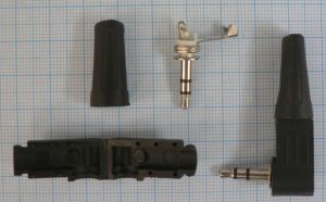 Mufa jack tata 3,5mm stereo, la 90°, pe cablu 8mm
