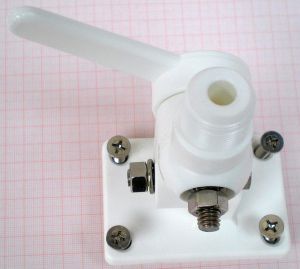 Suport plastic pentru antena, cu 2 grade de libertate, fixare in 4 suruburi