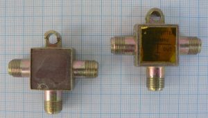 Spliter/distribuitor de semnal, 1 IN - 2 OUT, banda 5-900 MHz (iesiri pe mufe tip F)