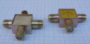 Spliter/distribuitor de semnal, 1 IN - 2 OUT, banda 5-900 MHz (iesiri pe mufe tip F)