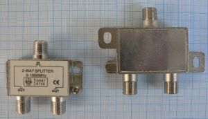 Spliter/distribuitor de semnal, 1 IN - 2 OUT, banda 5-1000 MHz (configuratie 1 IN - 2 OUT)