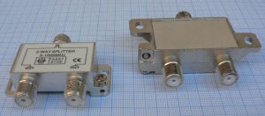 Spliter/distribuitor de semnal, 1 IN - 2 OUT, banda 5-1000 MHz (configuratie 1 IN - 2 OUT)