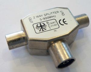 Spliter/distribuitor de semnal, 1 IN - 2 OUT, banda 5-900 MHz (iesiri pe mufe tip TV)