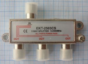 Spliter/distribuitor de semnal, 1 IN - 3 OUT, banda 5-2500 MHz, DC pass