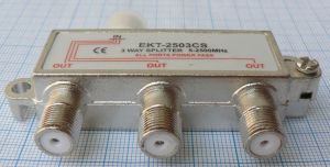 Spliter/distribuitor de semnal, 1 IN - 3 OUT, banda 5-2500 MHz, DC pass