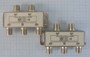 Spliter/distribuitor de semnal, 1 IN - 2 OUT, banda 5-1000 MHz (configuratie reala 1 IN - 4 OUT)