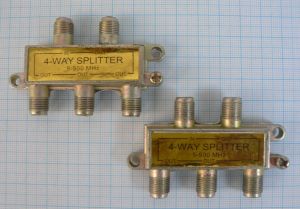 Spliter/distribuitor de semnal, 1 IN - 4 OUT, banda 5-900 MHz