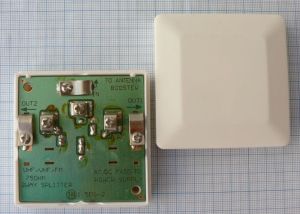 Spliter/distribuitor de semnal, 1 IN - 2 OUT, banda 40-860 MHz, power pass