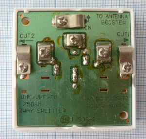Spliter/distribuitor de semnal, 1 IN - 2 OUT, banda 40-860 MHz, power pass