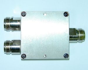 Distribuitor-sumator bidirectional pentru date si voce, 1*In-2*Out, in banda de 0.4-3, 8 Ghz