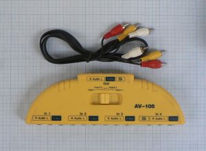 Sumator de semnal audio-video, cu comutator, 4 IN - 1 OUT