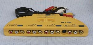 Sumator de semnal audio-video, cu comutator, 4 IN - 1 OUT