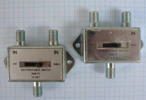 Sumator de semnal TV, 2 IN - 1 OUT, banda 47-862 MHz, cu switch