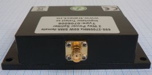 Distribuitor - sumator bidirectional pentru date  si voce in banda de 0, 7-2, 7 Ghz