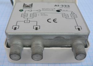 Amplificator de semnal TV CATV  1*IN-2*OUT, in banda TV 47-862 ,castig 25dbi, cu cale inversa