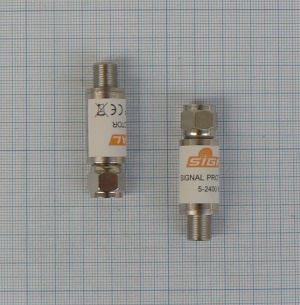 Protectie de semnal antene/CATV impotriva fulgerului, 1*IN-1*OUT, in banda 5-2400 MHz (iesiri F mama-F tata, montaj pe cablu existent)